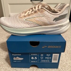 BROOKS Women's Hyperion Athletic Shoes - Cream and Gray NWT Size 8.5
